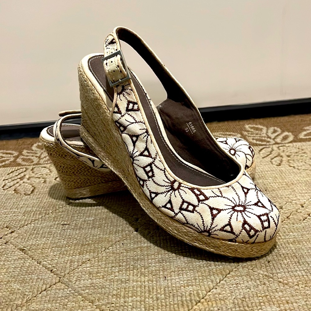 Montego Bay Club wedges Size: 9.5 Color: crème and brown